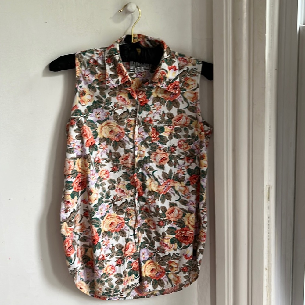 Floral Rose Romantic Sleeveless Buttondown